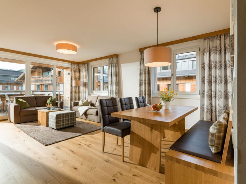 Hotelresort Maria Alm - Alpin Lodges - großzügiger Wohnraum im Apartment