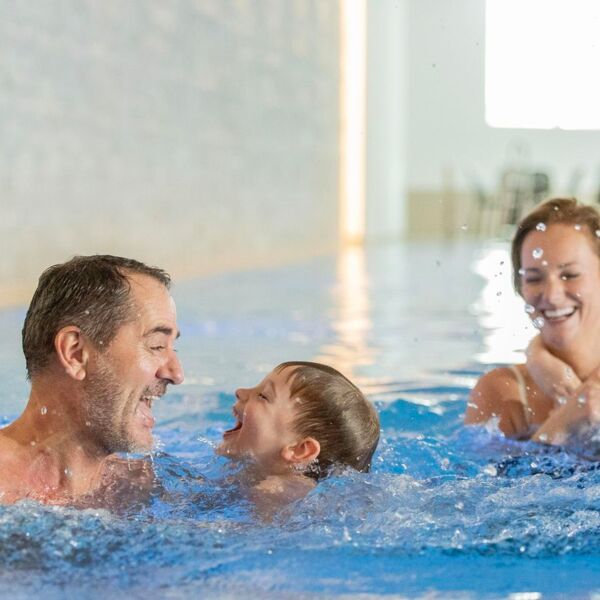Hotelresort Maria Alm - Alpin Lodges - Hallenschwimmbad im Resort